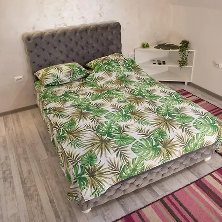 Garden & Parking Apartment *